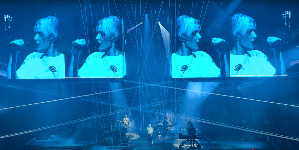 Sur scène au Centre Bell, Linkin Park livre un show immersif en 360°, porté par des visuels spectaculaires et des jeux de lumière percutants. La nouvelle chanteuse captive le public, entre héritage et renouveau.